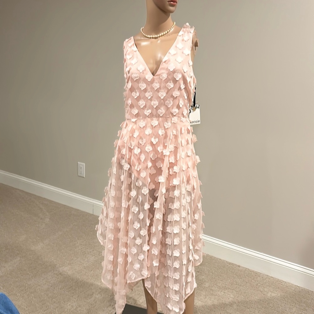 New with tags Kenzie pale Pink Sleeveless Dress 3D hem and flowers